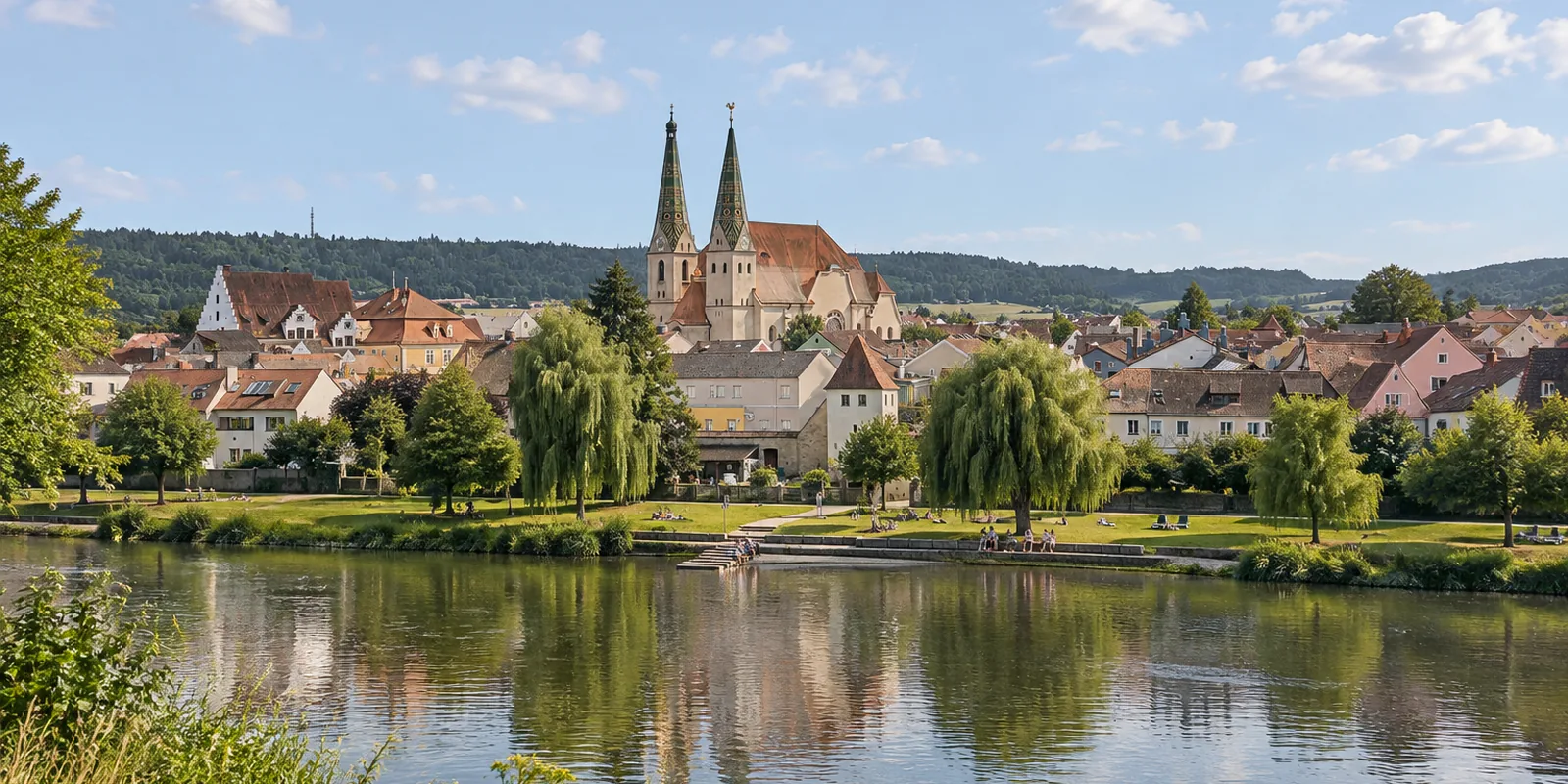 Ein Ort mit Kirchtürmen am Ufer der Altmühl