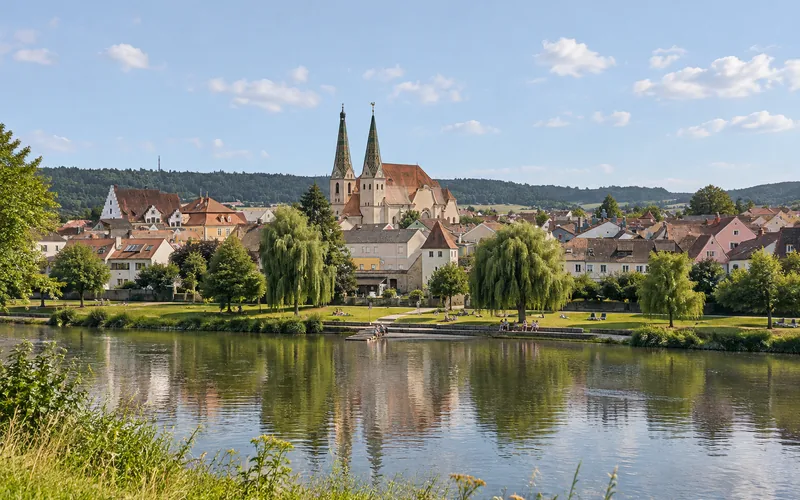 Ein Ort mit Kirchtürmen am Ufer der Altmühl