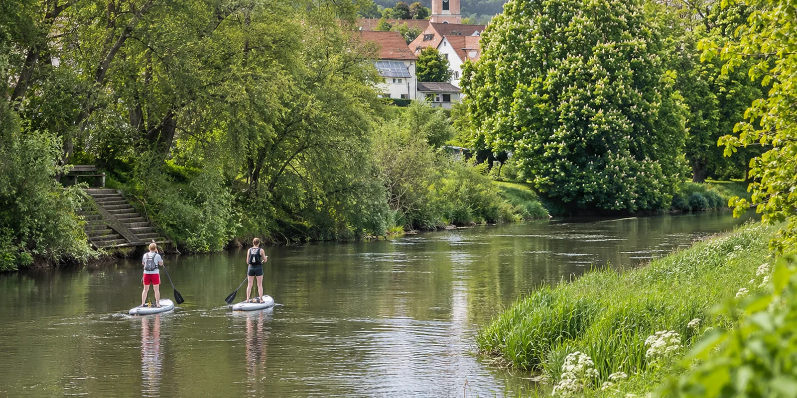 Zwei Stand-up-Paddler auf der ruhig fließenden Altmühl