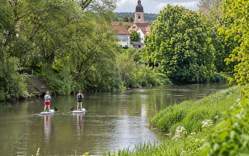 Zwei Stand-up-Paddler auf der ruhig fließenden Altmühl