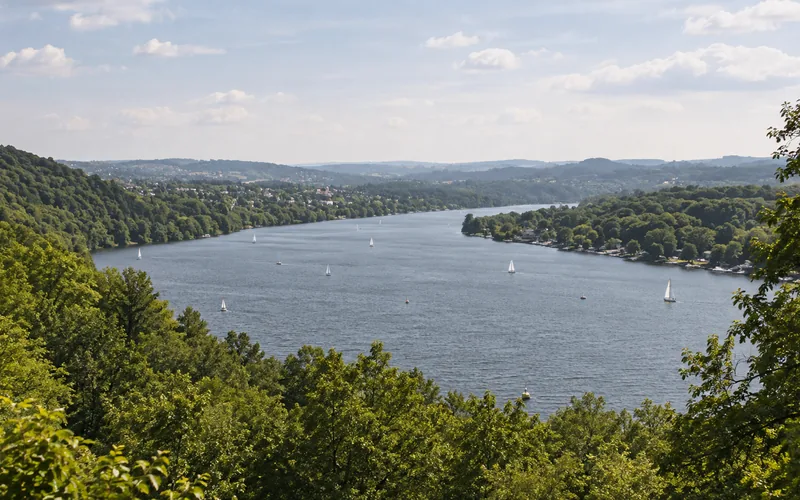Der Baldeneysee mit den bewaldeten Hängen dahinter