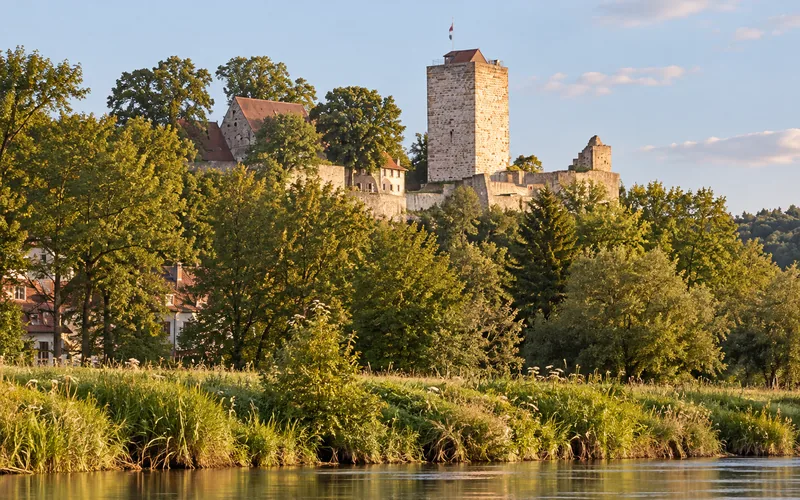 Die Burg Pappenheim über der Flussschleife