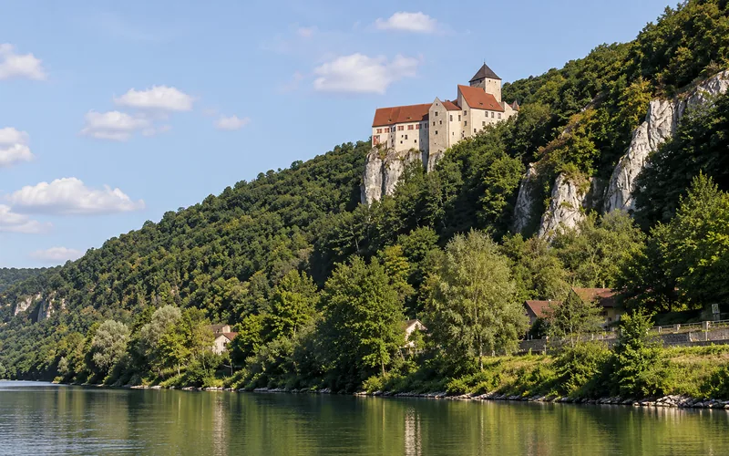 Burg Prunn auf ihrem Felsen über dem Altmühltal