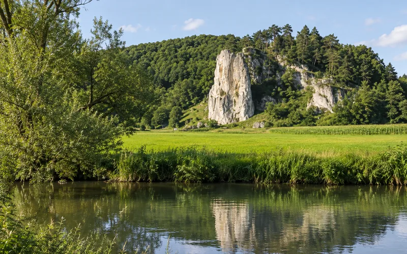 Der Burgsteinfelsen über Dollnstein im engen Altmühltal