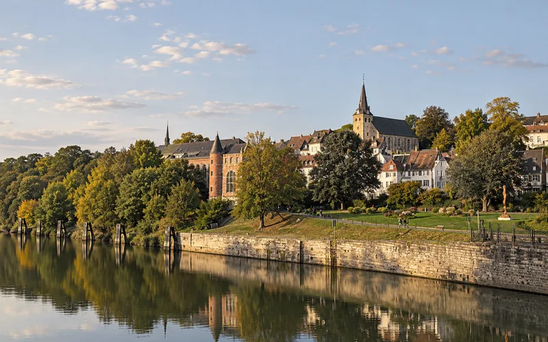 Die Fachwerkaltstadt von Kettwig über dem Stausee