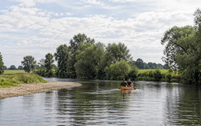 Die obere Lahn mit Kiesbank und offenen Wiesen