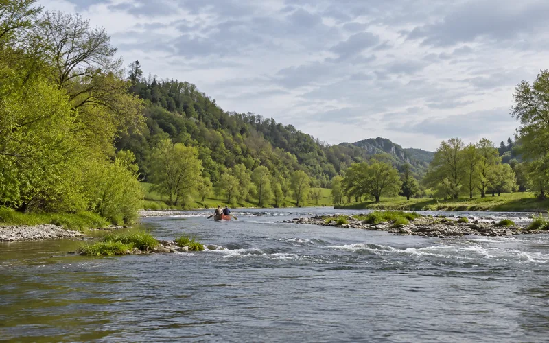 Die Saale im weiten Tal bei Rudolstadt