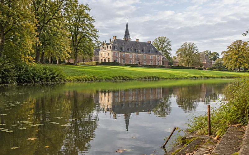 Schloss Wissen in seinen Gräften an der Niers