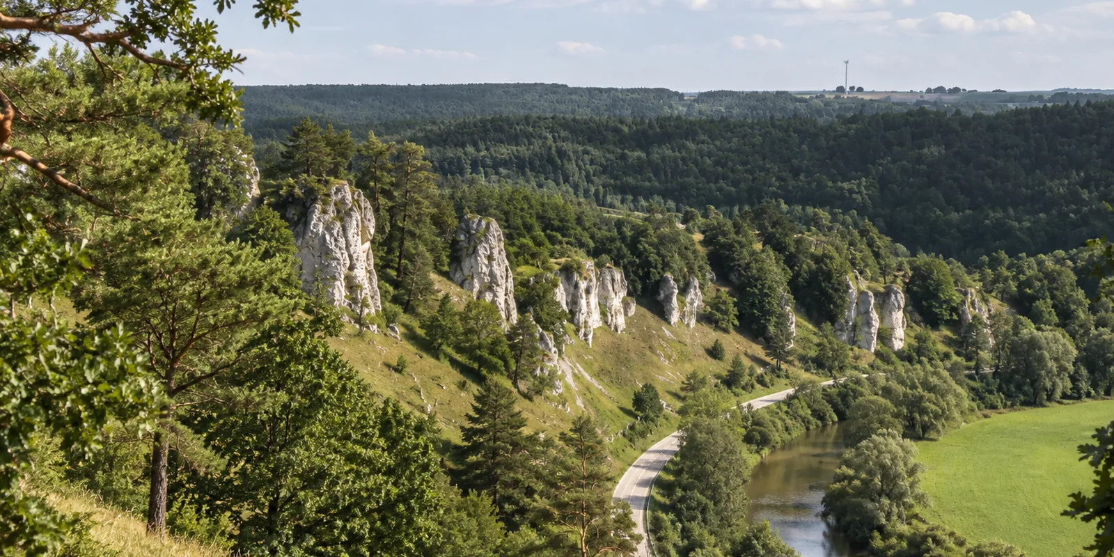 Die Felstürme der Zwölf Apostel über dem Altmühltal
