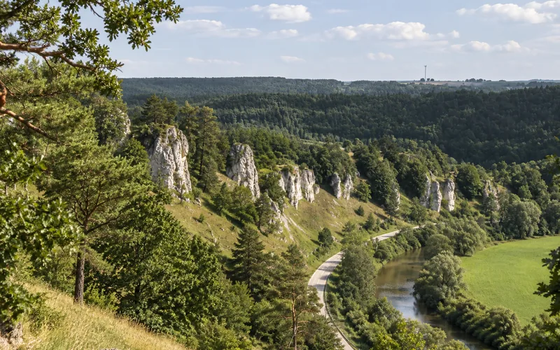 Die Felstürme der Zwölf Apostel über dem Altmühltal